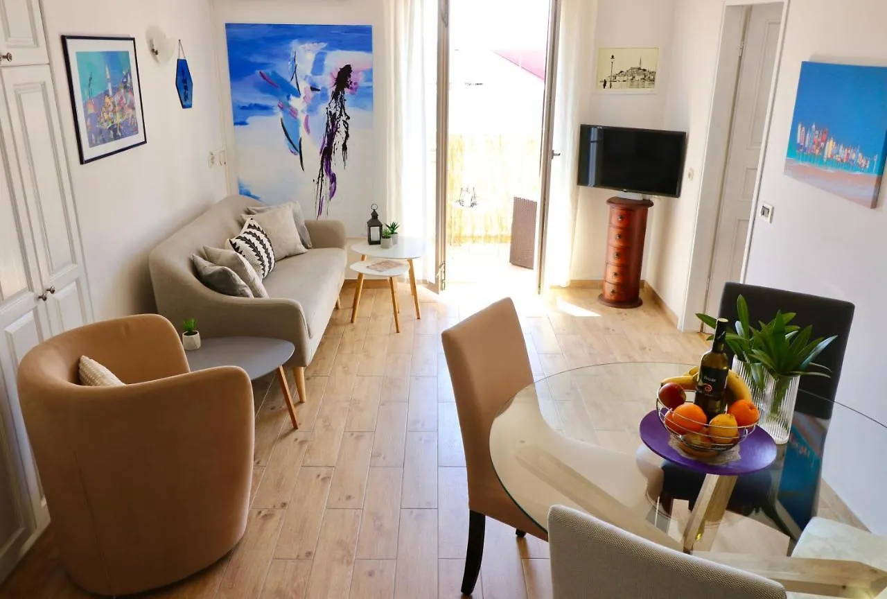 Apartment Maestral 로비니 0*,