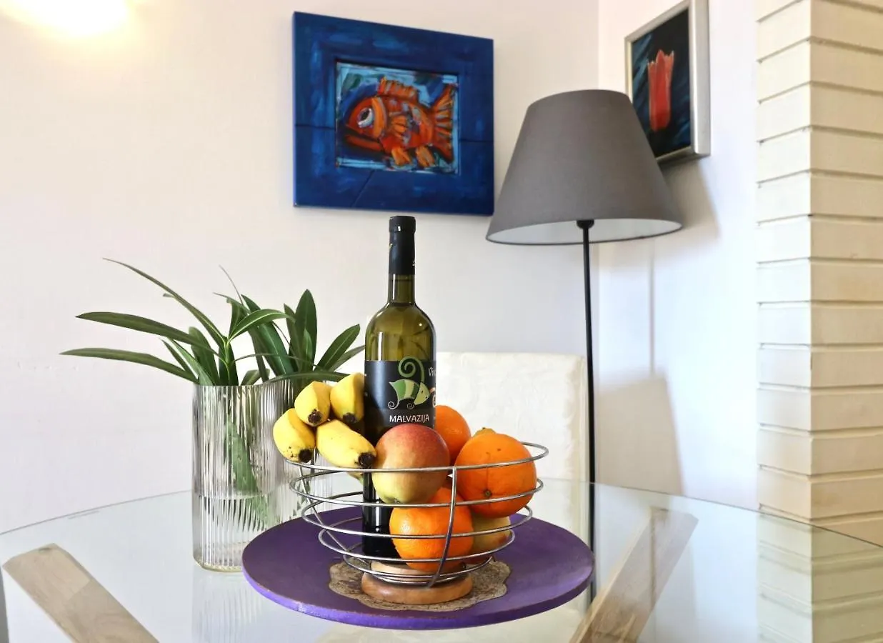 Apartment Maestral 로비니